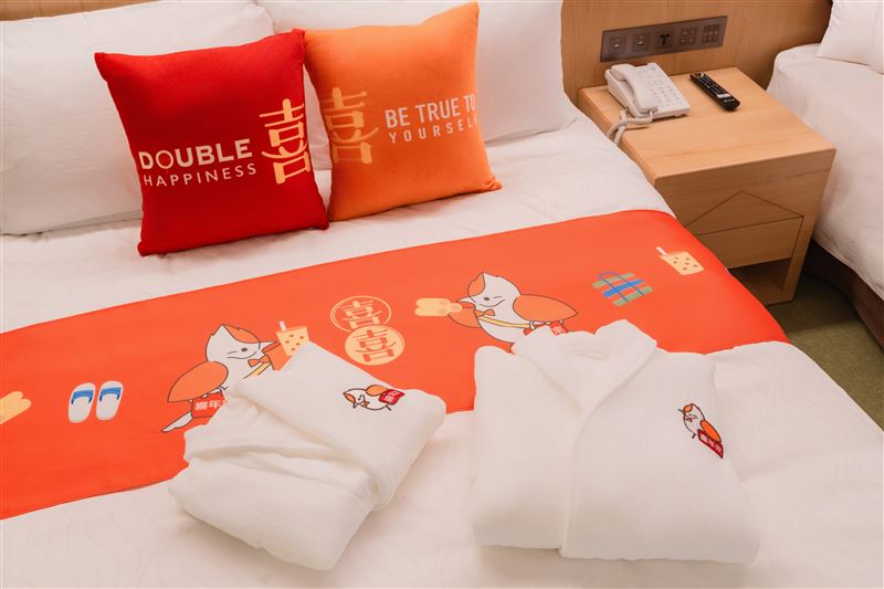 強強聯手翻玩「經典台味」，入住「雙喜主題房」體驗全程拍好、拍滿。（圖／飯店旅宿業者提供）