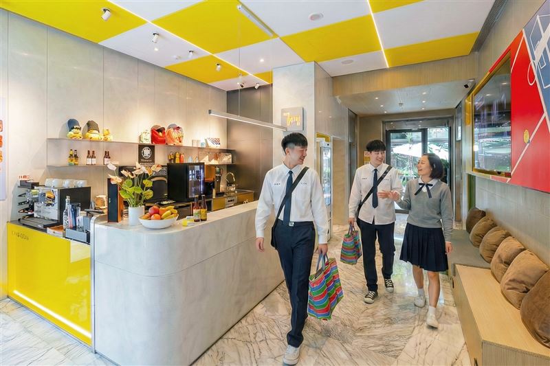 燃燒台客魂！連住瀚寓夏天，贈1299元超台潮禮包。台味茄芷袋集結在地飲料跟零食，還加贈童趣繪本，連外國客都想收。（圖／飯店旅宿業者提供）