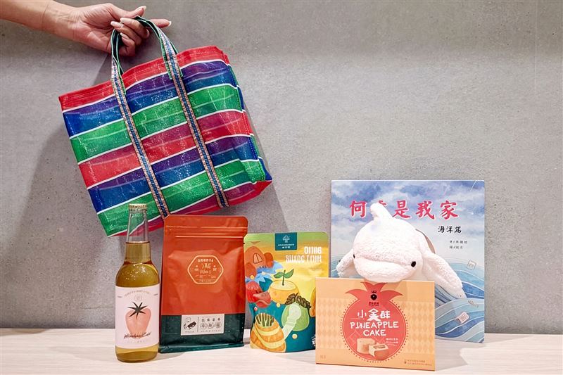 潮禮包採用號稱台版LV包的茄芷袋，內容皆為台灣在地知名品牌商品，包含鳳梨酥、牛軋糖、綜合果乾、果實氣泡酒等，再加贈童趣繪本，整包總價值達1,299元。（圖／飯店旅宿業者提供）