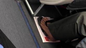 有乘客脫鞋踩機上雜誌。（圖／網友0315chiao授權提供）