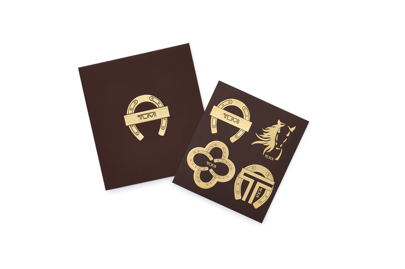 TUMI馬年限定贈禮，折扣後消費滿一萬元，贈送馬蹄造型貼紙(送完為止)。（圖／品牌業者提供）