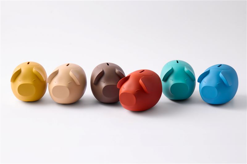 呼應「盛裝祝福的小豬撲滿」的核心概念，JUNI推出六款情緒色彩，每一種色彩都是一種情感的語言。（圖／品牌業者提供）