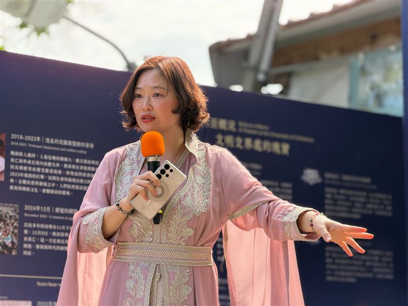 由社團法人台灣國際難民教育支持協會（SSSP）策劃的敘利亞文化展《回家｜過年》，於台北市寶藏巖國際藝術村展出兩個月，SSSP理事長曾翊菡於記者會上表示，希望透過展覽讓更多台灣民眾認識敘利亞的生活與文化，而非僅停留在戰爭的印象。（圖／SSSP提供）