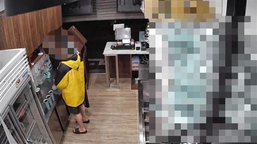 老闆看監視器超傻眼！前員工凌晨闖入偷喝