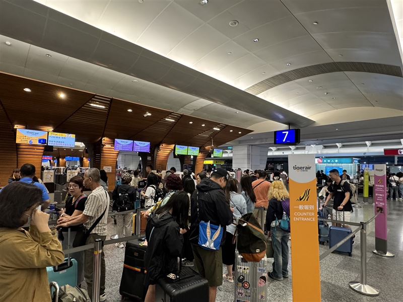 台灣虎航鼓勵旅客提前至官網完成自助報到，並善用桃園機場自助行李託運系統。（圖／台灣虎航提供）