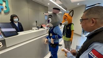 搶匪衝新竹銀行喊搶劫…兔子警官來了