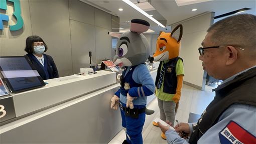 搶匪衝新竹銀行喊搶劫…兔子警官來了