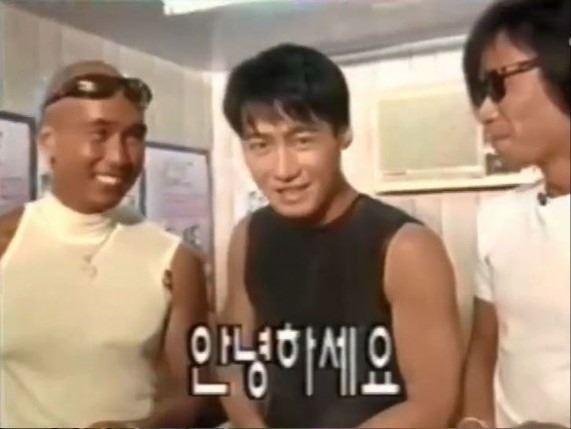 具俊曄年輕時上衣緊身完美勾勒肌肉線條，他請黎明以韓文自我介紹。（圖／翻攝自YouTube）