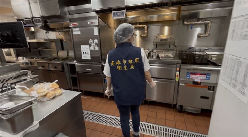 高雄女子訂購摩斯漢堡，卻吃到「長毛」的雞塊，衛生局派員前往稽查。（圖／翻攝畫面）