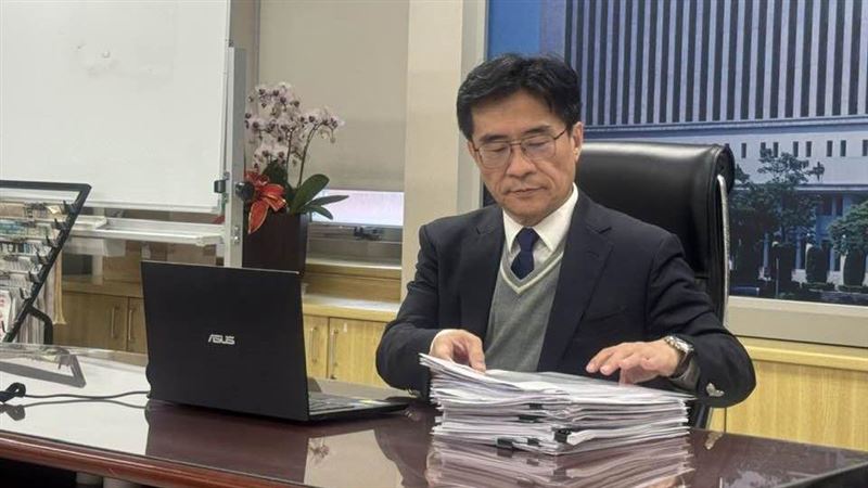 央行5日公布1月外匯存底達6,044.57億美元，續創歷史新高。主要受惠於投資運用收益、非美貨幣升值及央行進場買匯調節。外匯局長蔡烱民指出，台股高漲放大外資進出規模，加劇匯市波動。他更解析，台灣匯市波動主因在於「預期心理」導致供需曲線同時位移，而非單純交易量少的淺碟效應。圖為央行外匯局長蔡烱民。（圖／記者師瑞德攝影）