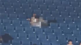 HBL在新莊體育館熱鬧開打，一名男球迷將頭埋進身旁女子胸口，激情過程全被其他球迷用手機拍下。（圖／翻攝畫面）