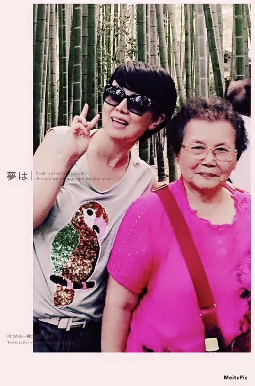 苗可麗再見母親身影激動淚崩。（圖／翻攝自苗可麗臉書）