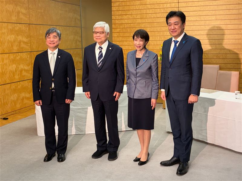 台積電董事長暨總裁魏哲家（左二）5日上午與日本首相高市早苗（右二）會面。（圖／翻攝自高市早苗X）