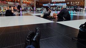 鄭運鵬日前在社群平台分享自己坐在台北車站大廳的第一視角畫面，意外引發網友熱烈討論。（圖／翻攝自臉書/鄭運鵬）