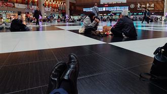 被趕出家門？鄭運鵬現身北車地板網驚1事