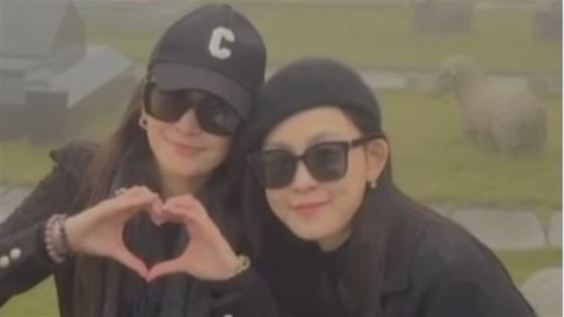 大S逝世一週年，吳佩慈（左起）、范瑋琪在墓前合影。（圖／翻攝自IG @fanfan）