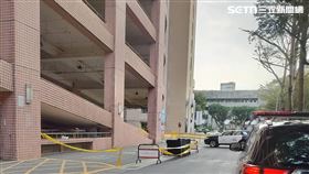 北市女子突從大葉高島屋墜落至1樓柏油路上。（圖／讀者提供）