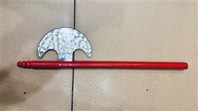 王男所揮舞的月斧被警方沒收。（圖／翻攝畫面）