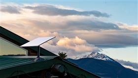 烏克蘭本身也嚴重依賴星鏈，軍事通訊和無人機的運作皆靠它，醫院和學校等公共機構提供資訊的系統也是。（圖／翻攝自X平台 @Starlink）