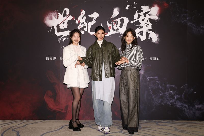 《世紀血案》李千娜（中）飾演簡嫚書童年的母親。（圖／費思兔文化娛樂股份有限公司提供）