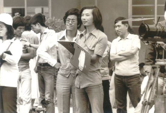 吳敦親口曝光走上幫派路真相，小學時候被霸凌，一位綽號「黑鵝」高中生霸氣罩他。「鬼見愁」綽號這樣來的。圖右3為開始學影視專業時期的青年吳敦。（圖／時報出版提供）