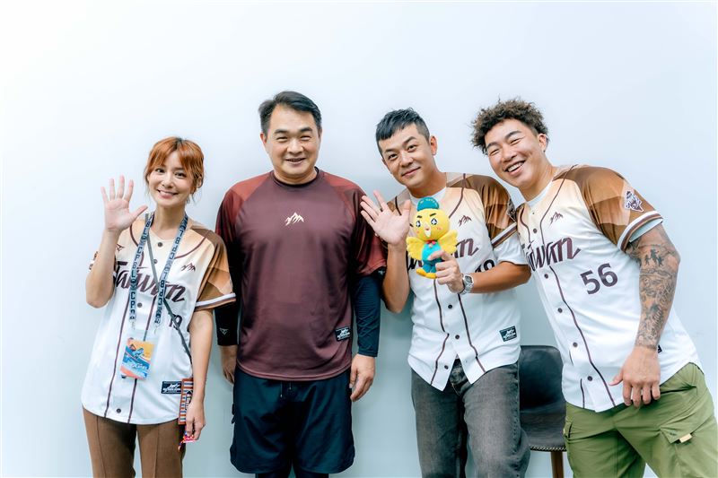 郭泓志主場發威，彭政閔（左2）驚喜現身。（圖／好看娛樂提供）