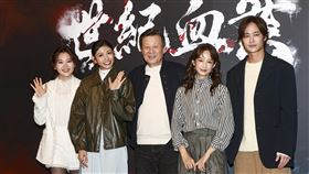 「世紀血案」殺青記者會（1）電影「世紀血案」殺青記者會1日在台北舉行，主演楊小黎（左起）、李千娜、寇世勳、簡嫚書、夏騰宏出席，開心合影。中央社記者鄭清元攝　115年2月1日