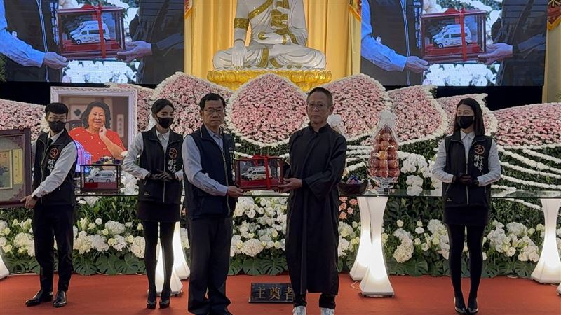 賴瑞堂先生為完成母親生前遺願，捐贈1輛救護車給台中市政府消防局。（圖／翻攝畫面）