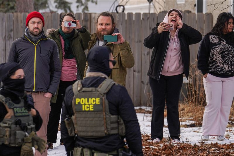 在明尼阿波利斯，民眾對ICE執法人員的不滿仍持續升溫。（圖／美聯社／達志影像）