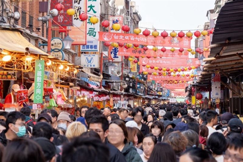 2026台北年貨大街於大稻埕迪化街登場，傳統街屋與年節裝飾交織，吸引大量民眾前來採買。透過「來台北有購嗨」串聯特店，讓年貨消費同時成為參與城市活動的入口。（圖／臺北市政府提供）