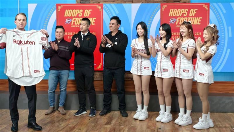 樂天女孩上美國FOX25電視台接受專訪。（圖／樂天桃猿球團提供）