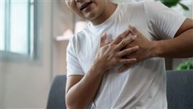 胸口悶痛，提不上氣憂猝死？中醫提「3警訊」判斷、「3穴自救法」一次看。（圖／醫健新聞網提供） 
