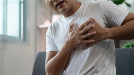 胸痛、呼吸急促別輕忽！專家示警心梗前兆