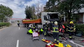 宜蘭縣頭城鎮青雲路二段今天（6日）上午發生一起嚴重車禍，一輛砂石車不明原因失控衝到對向車道，撞上一輛休旅車，休旅車車內含駕駛共有4人，因頭嚴重毀損，目前前座上2人受困車內，傷勢不明，警消人員已到場搶救中。