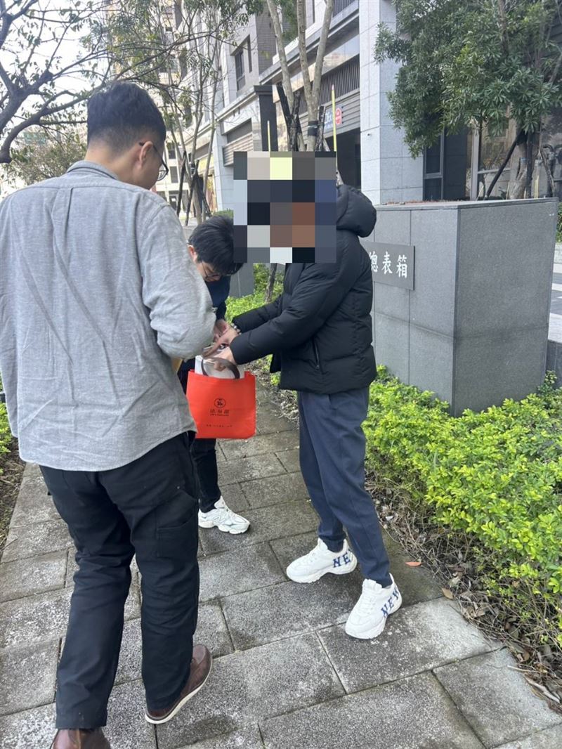 警方經蒐證逮捕試槍的劉姓男子，他辯稱只是好玩才試射空氣槍。(圖／翻攝畫面)