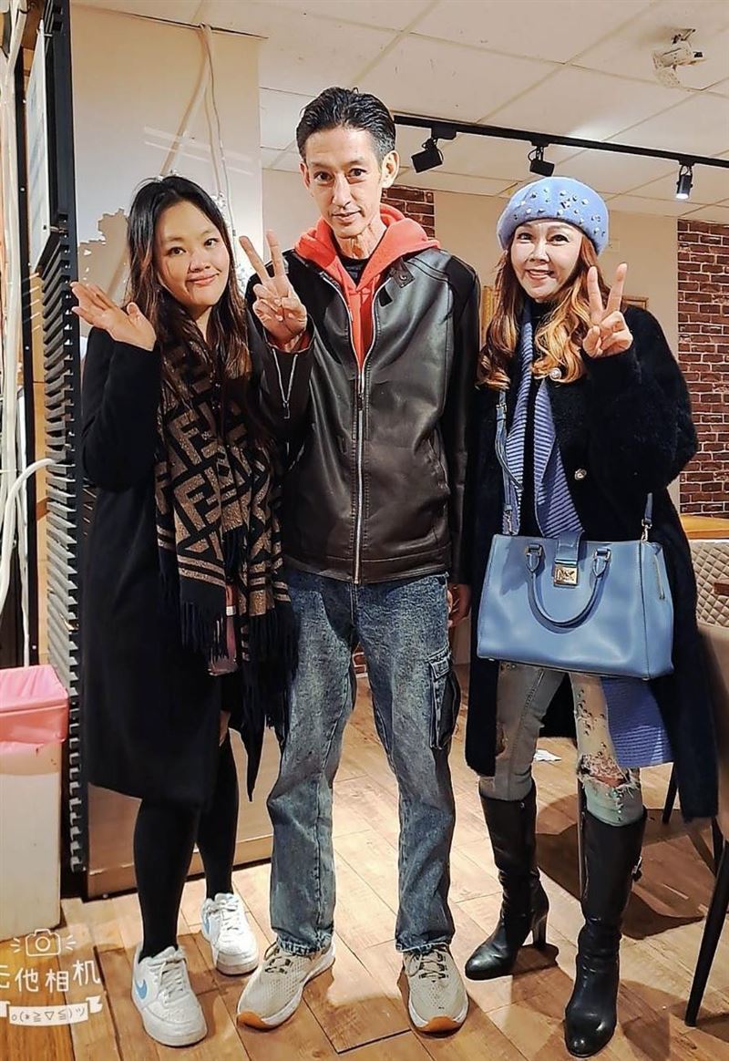 唐治平女友（左）正臉照曝光。（圖／翻攝自臉書）