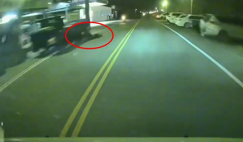 違停司機辯稱是騎士是為了閃避迴轉車輛才自撞，遭後方司機公布行車紀錄器打臉。（圖／翻攝自Threads @Cheng Syuan Lee）