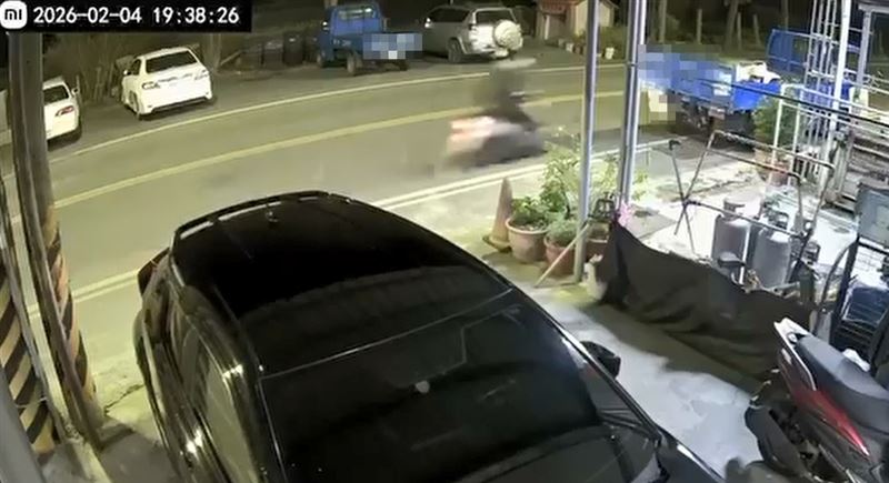 雲林口湖鄉發生死亡車禍，騎士自撞違停小貨車，傷重死亡。（圖／翻攝自Threads @Cheng Syuan Lee）