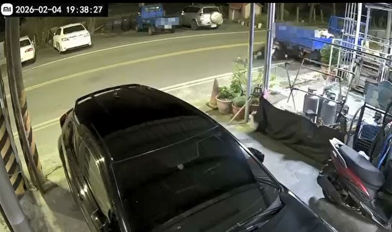 雲林口湖鄉發生死亡車禍，騎士自撞違停小貨車，傷重死亡。（圖／翻攝自Threads @Cheng Syuan Lee）