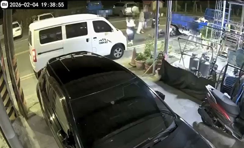 雲林口湖鄉發生死亡車禍，騎士自撞違停小貨車，傷重死亡。（圖／翻攝自Threads @Cheng Syuan Lee）