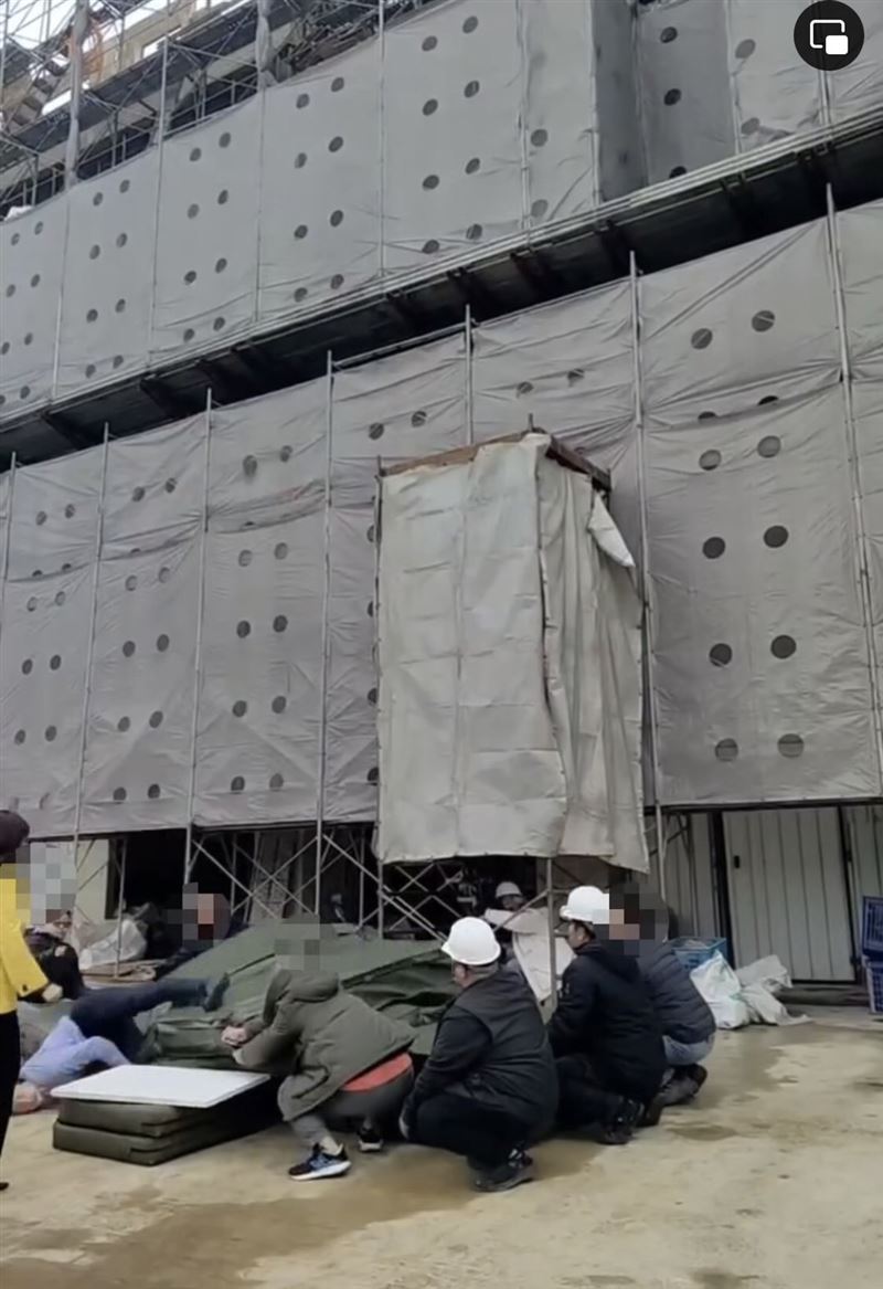 豆腐媽媽演員頭部著地影片曝光，與民視宣稱的「彈飛」說法有出入。（圖／翻攝自臉書）