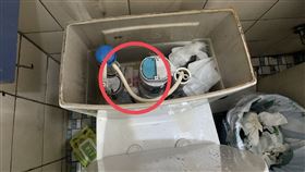 賭客藏在馬桶水箱內的賭資。（圖／翻攝畫面）