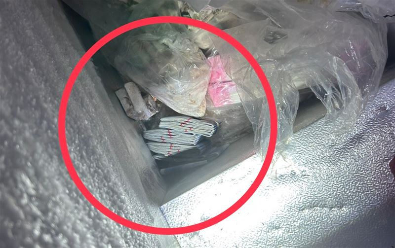 賭客藏夾層內的賭資。（圖／翻攝畫面）