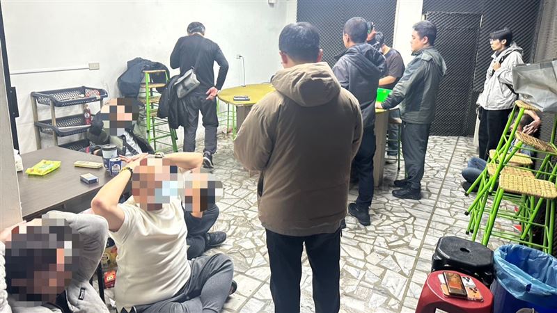 警方攻堅破獲天九牌賭場。（圖／翻攝畫面）