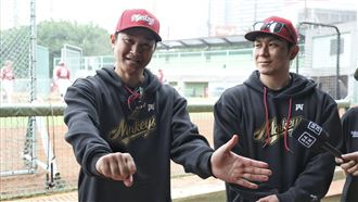 前樂天金鷲球星銀次與岡島豪郎來台客座指導樂天桃猿。（圖／樂天桃猿提供） 