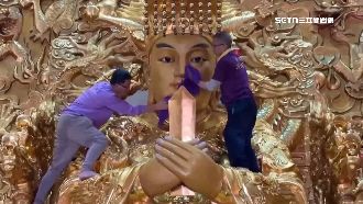 獨／爬2層樓幫玉帝擦臉！天公廟動員50人