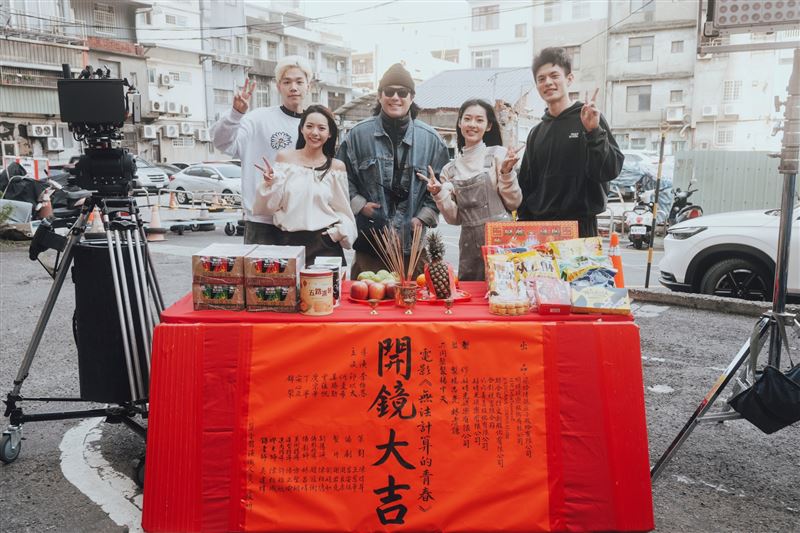 導演李伯恩(中)與四位新生代主演邱以太(右起)、何曼希、曾薀帆、姜勝勛合影。（圖／柒拾陸號原子 提供）