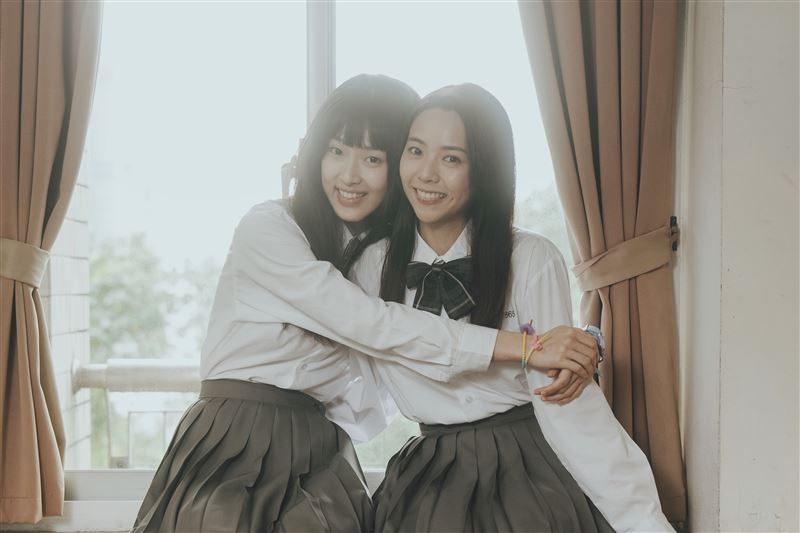 何曼希(左)首次擔任電影女主角，與第一次拍電影的曾薀帆有不少對手戲。（圖／柒拾陸號原子 提供）