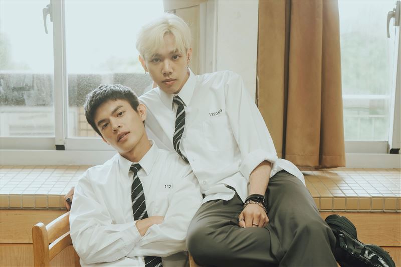 邱以太(左)在劇中飾演可以看到「世⼈積分數值」能⼒能力的高中生，姜勝勛(右)則是校內風雲人物。（圖／柒拾陸號原子 提供）