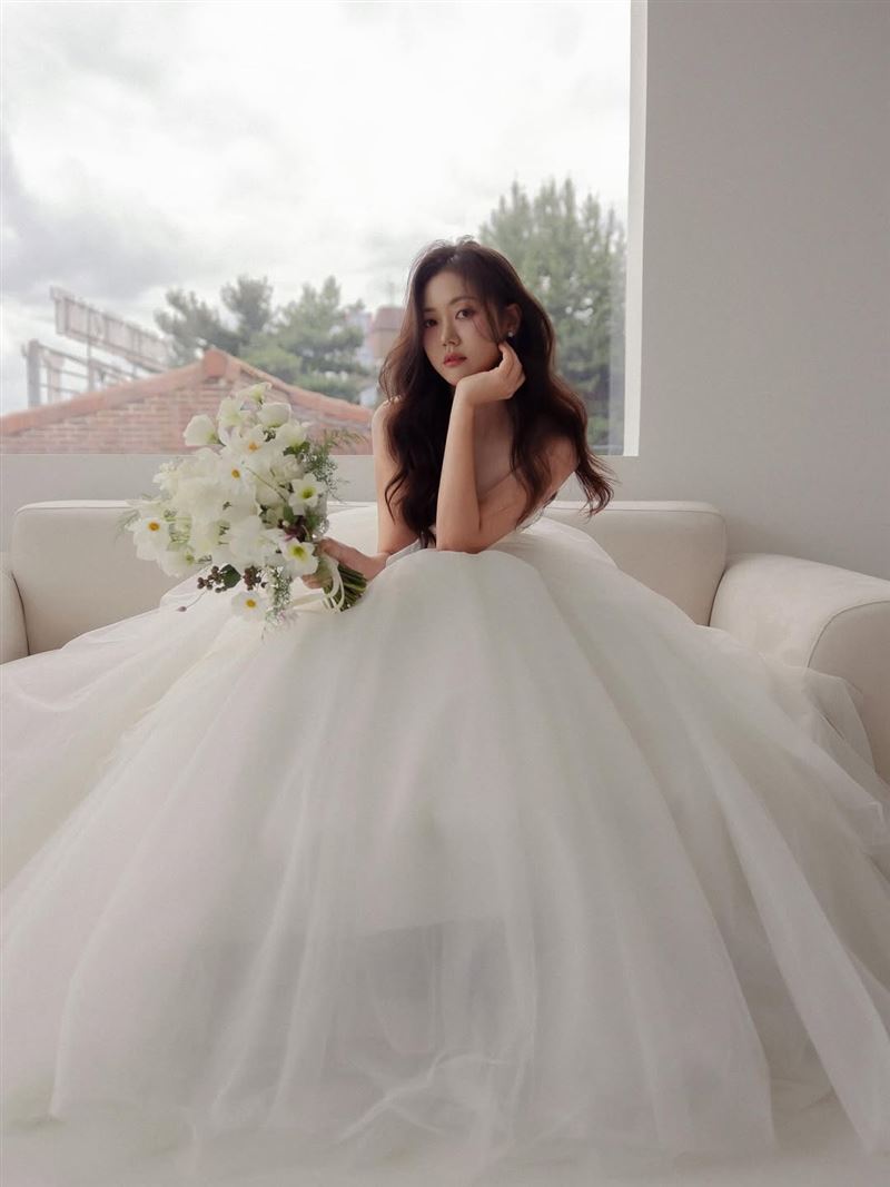 鄭多惠在社群曬出婚紗照，韓籍啦啦隊女神們紛紛留言。（圖／翻攝自dahye___j IG）